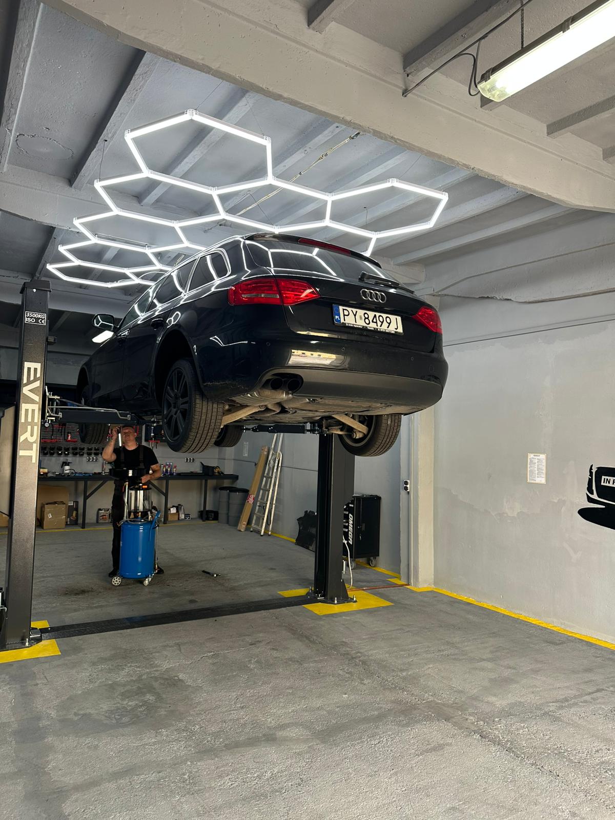 Naprawa skrzyni biegów Audi na podnośniku — Garaż Serwis